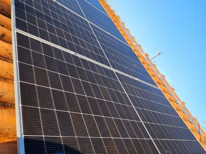 Placas solares instaladas em telhado colonial