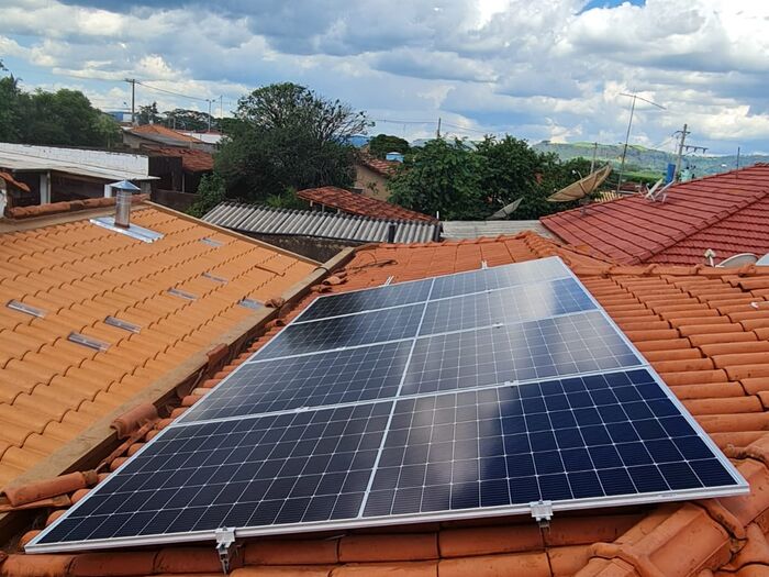 Sistema fotovoltaico residencial em telhado de cerâmica