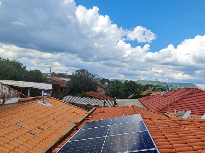 Módulos fotovoltaicos instalados sob céu aberto