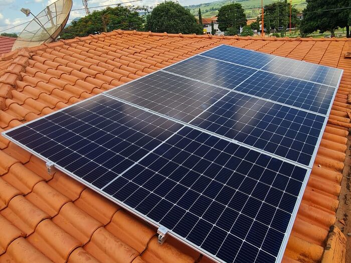 Painéis solares alinhados em telhado residencial