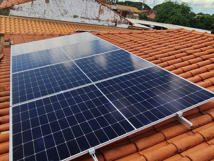 Usina solar sobre telhado com vista para a região