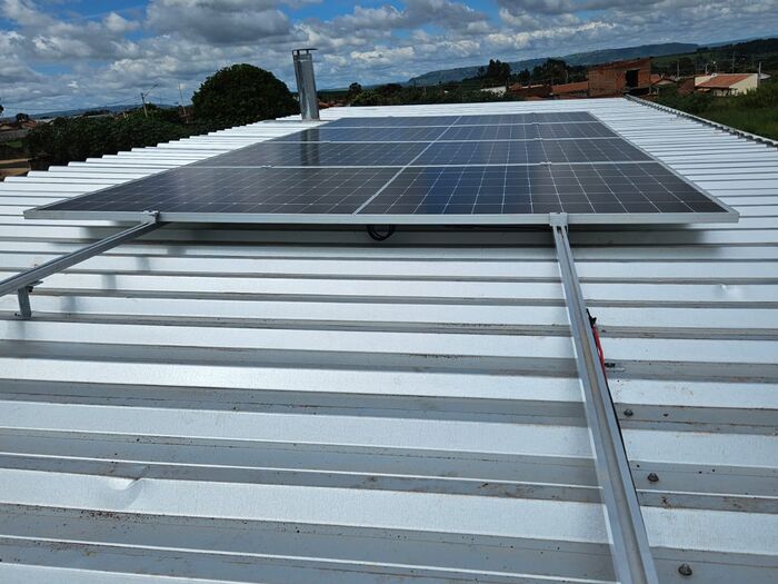 Sistema fotovoltaico em telhado metálico de galpão