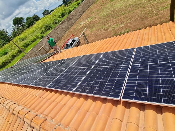 Placas solares instaladas em telhado de imóvel rural