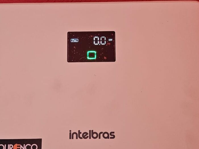 Módulos solares em telhado residencial urbano