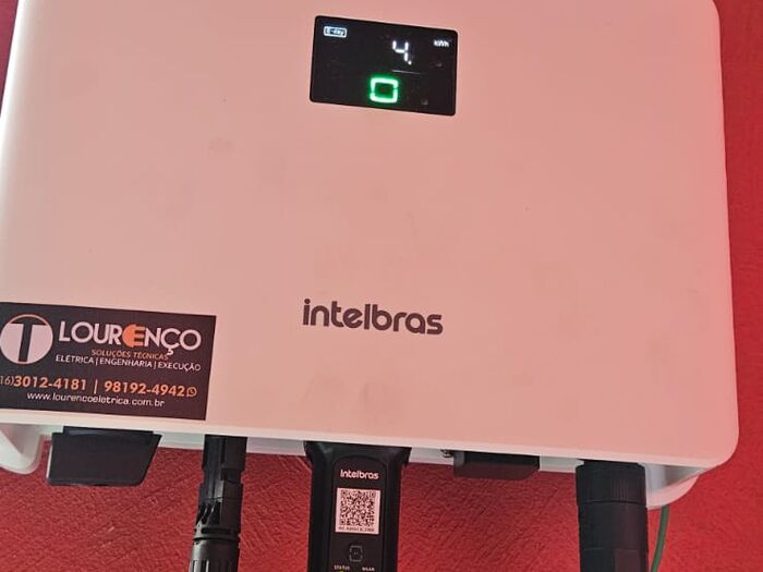 Inversor fotovoltaico instalado e identificado pela Lourenço Elétrica
