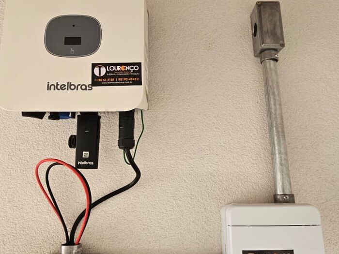 Inversor e caixa de proteção instalados em parede