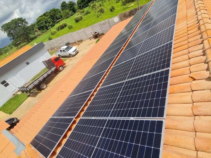 Sistema solar instalado em telhado com vista para a área rural
