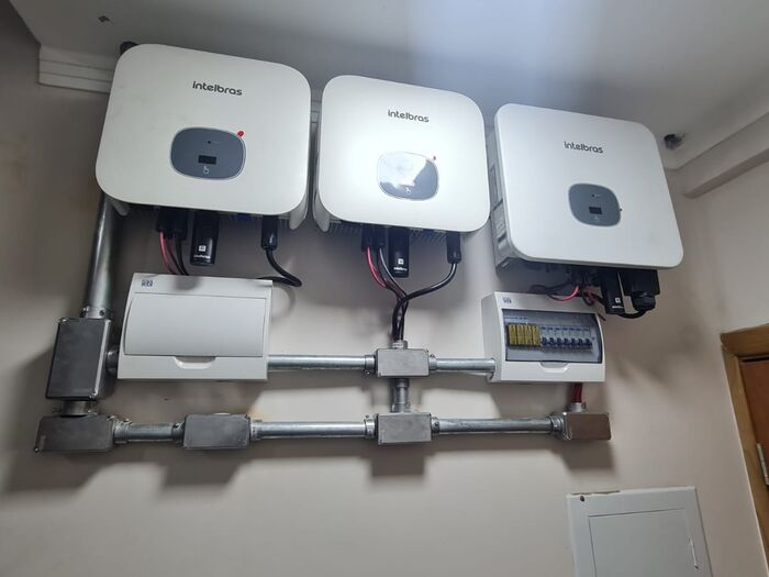 Conjunto de três inversores em instalação de maior porte