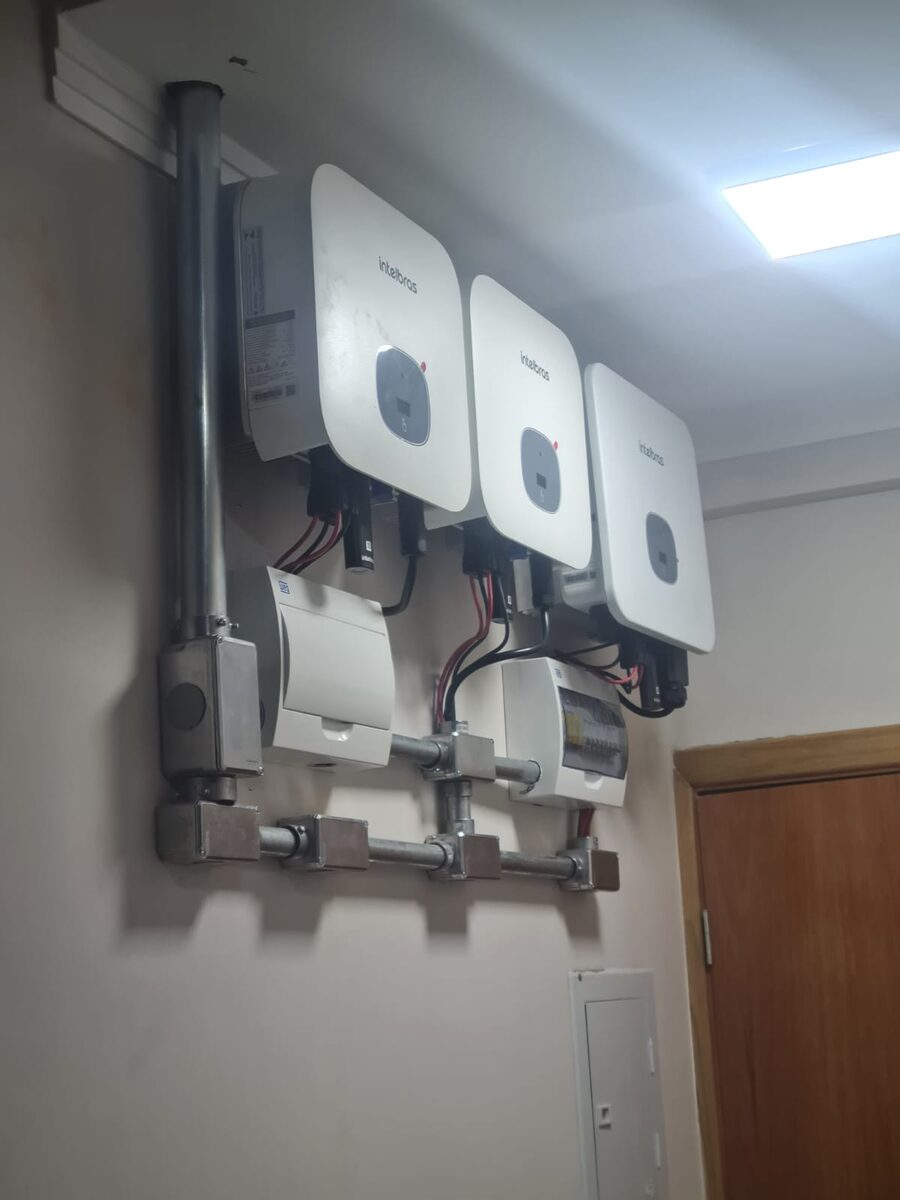 Bateria de inversores fotovoltaicos instalados e homologados
