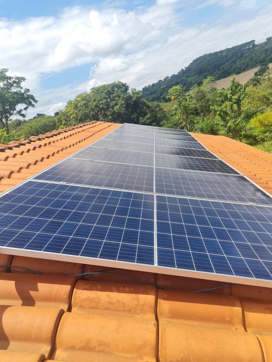 Usina fotovoltaica instalada em telhado de propriedade rural na região de Franca-SP